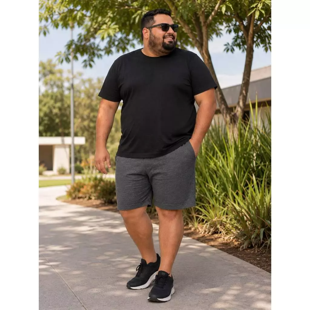 Homem plus size vestindo bermuda masculina cinza escuro da MVL Store em uso no dia a dia